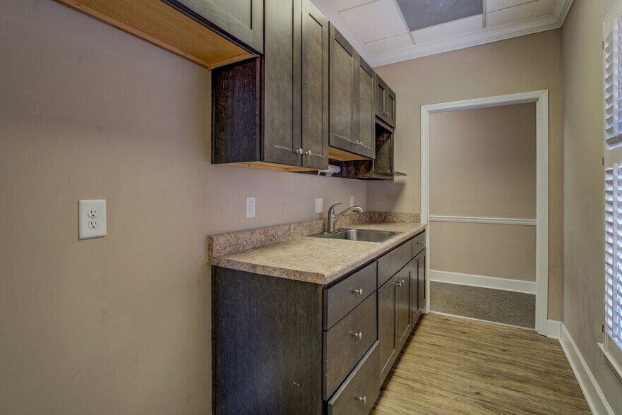 More Photos Of 1806 Over Lake Dr SE, Conyers Office For Sale