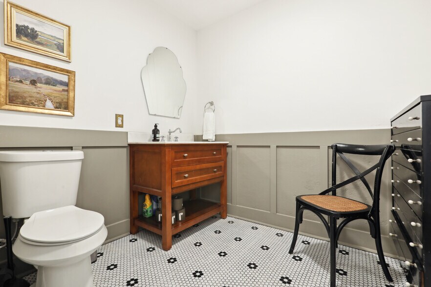 More Photos Of 4 Depot st, Elgin Hotel For Sale