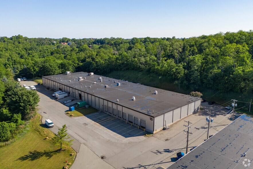 More Photos Of 1601-1621 Parkway View Dr, Pittsburgh Light Distribution For Lease