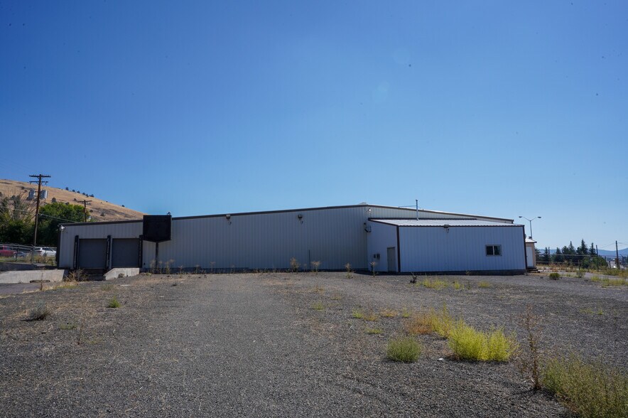 More Photos Of 6225 S 6th St, Klamath Falls Showroom For Sale