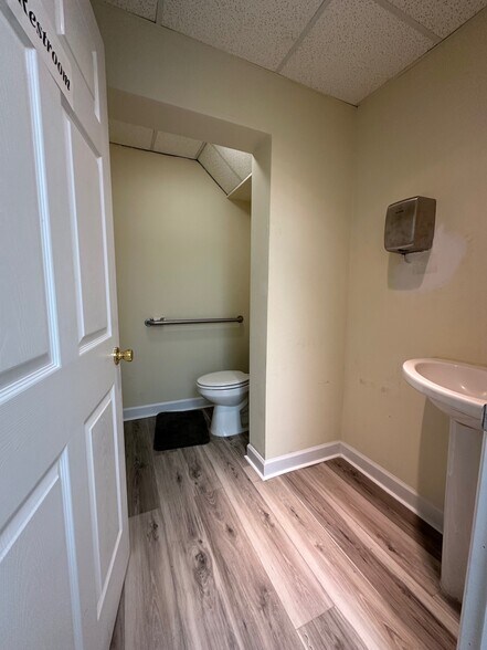 More Photos Of 1804 Oak Tree Rd, Edison Medical For Lease