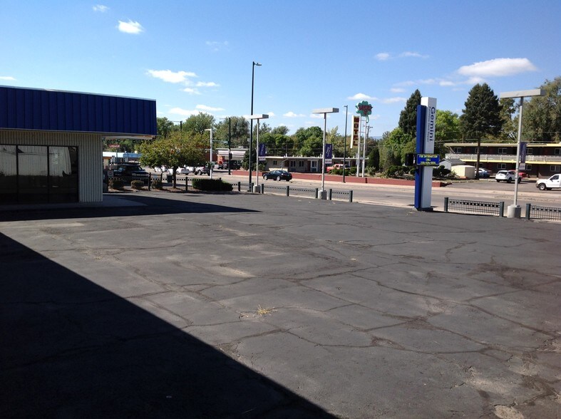 More Photos Of 4550 S Broadway, Englewood Showroom For Lease