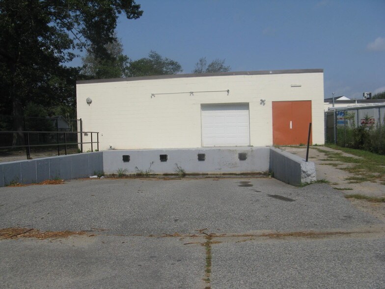 More Photos Of 675 W Shore Rd, Warwick Showroom For Lease