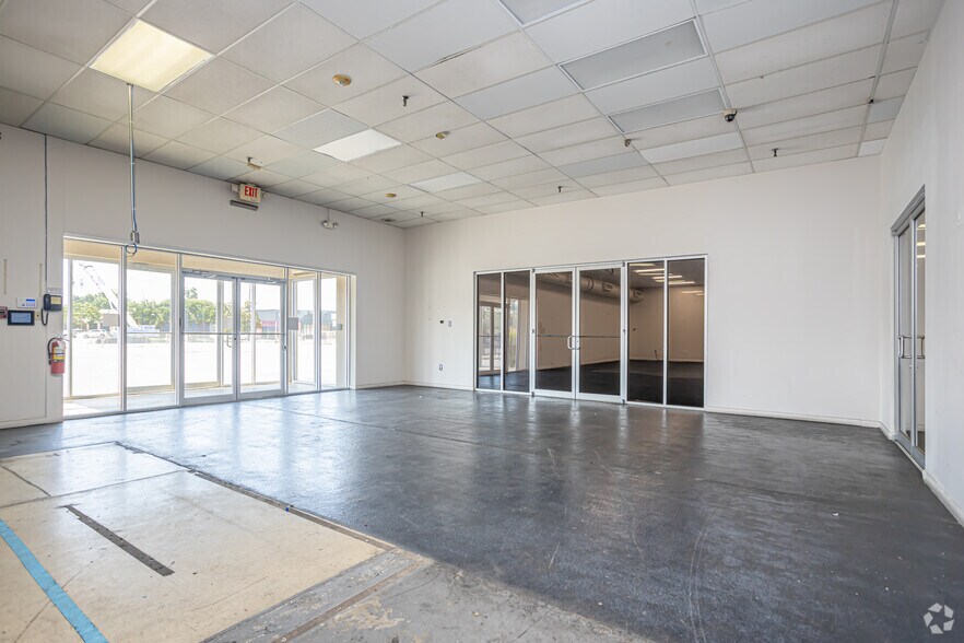 More Photos Of 1000 Elmwood Park Blvd, Elmwood Distribution For Lease