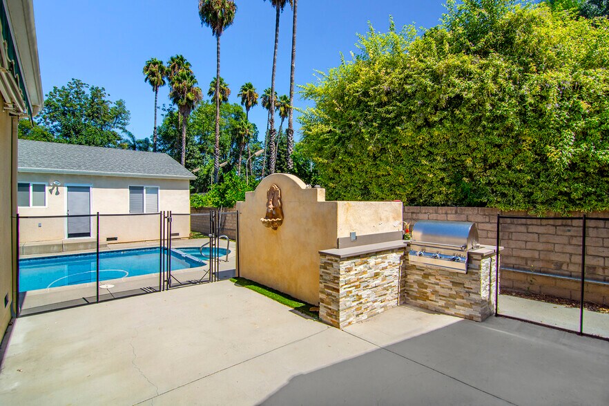 More Photos Of 22839 Dolorosa St, Woodland Hills Multifamily For Lease