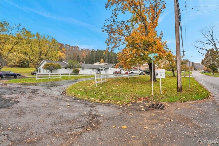 Primary Photo Of 130 W Main St, Cuba Medical For Sale