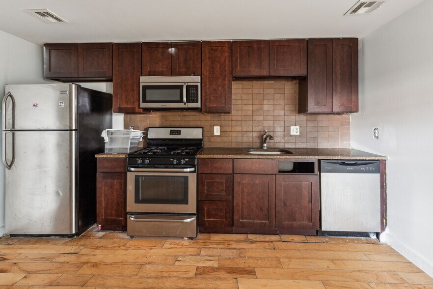 More Photos Of 3475 Collins St, Philadelphia Warehouse For Lease