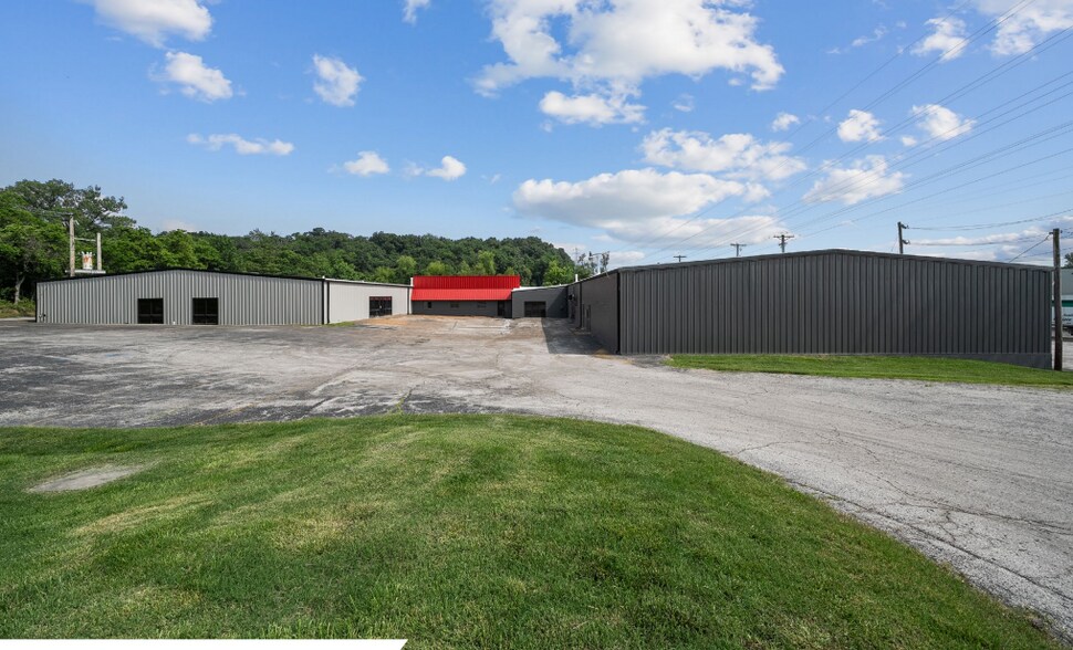 Primary Photo Of 12808-12814 Gravois Rd, Saint Louis Warehouse For Lease