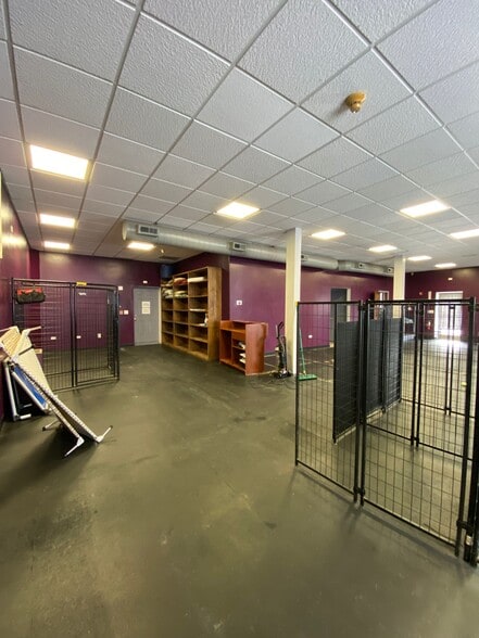 More Photos Of 703 Childs St, Wheaton Veterinarian Kennel For Lease