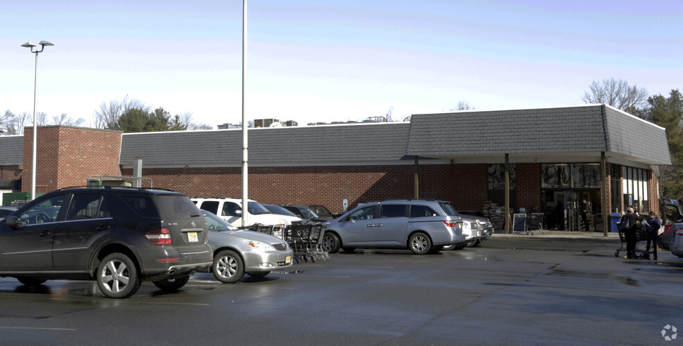 Primary Photo Of 393 Main St, Chatham Supermarket For Lease