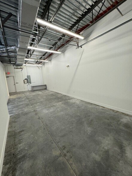 More Photos Of 7361 International Pl, Sarasota Showroom For Lease