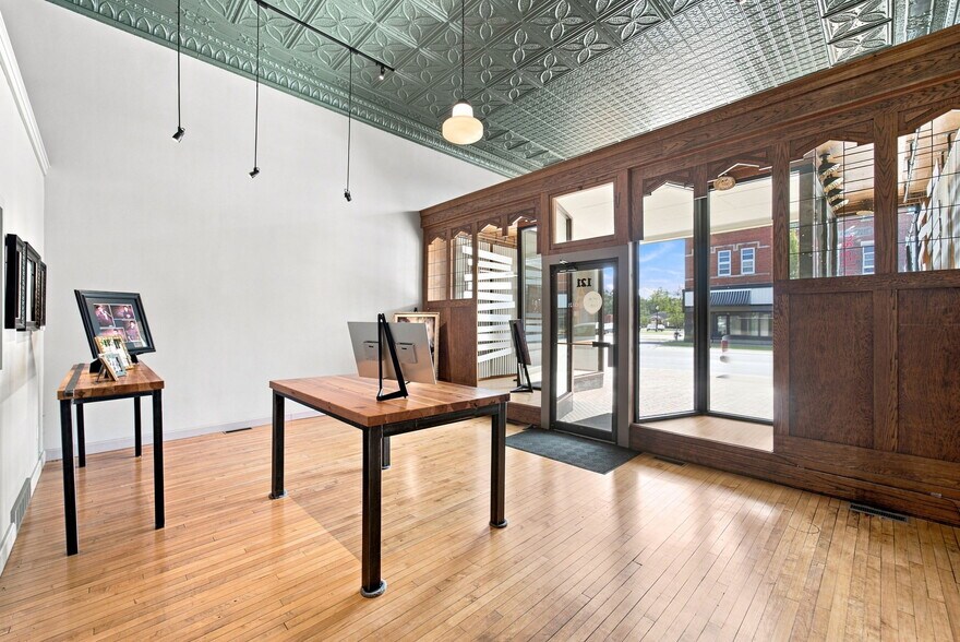More Photos Of 121 E Bremer Ave, Waverly General Retail For Sale