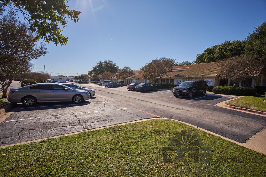 More Photos Of 1140 W Pioneer Pky, Arlington Office For Lease