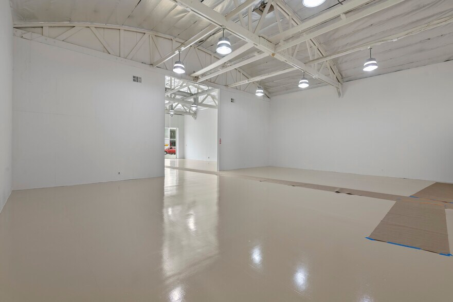 More Photos Of 11807 Santa Monica Blvd, Los Angeles Storefront For Lease