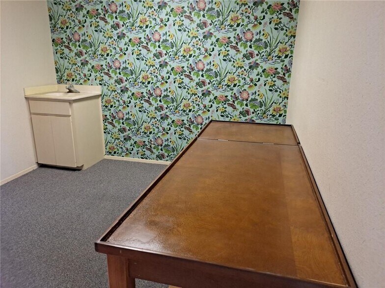 More Photos Of 711 W 38th St, Austin Unknown For Lease