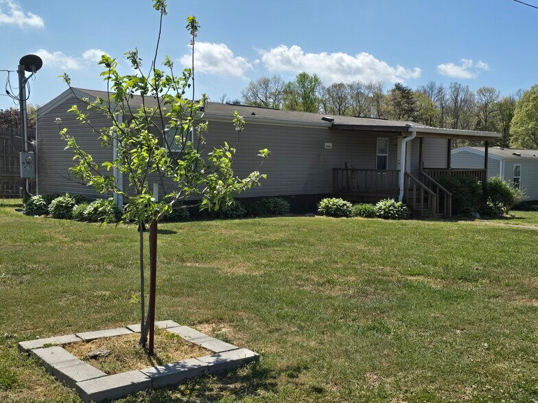 More Photos Of 13 Evergreen Cir, Dunlap Trailer Camper Park For Sale