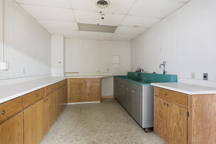 More Photos Of 117 E 4th St, Joplin Office For Sale