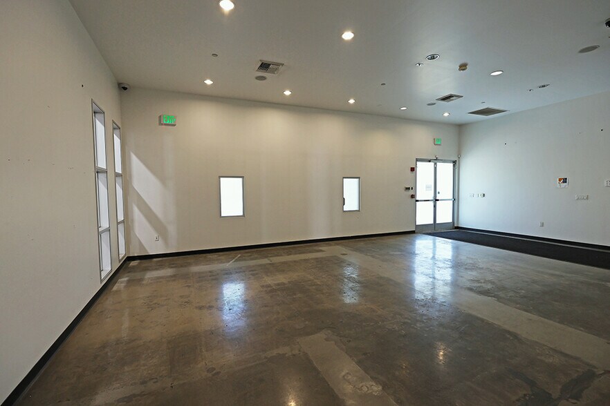 More Photos Of 12723 Wentworth St, Pacoima Warehouse For Lease