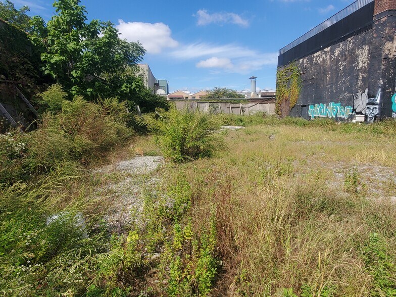 More Photos Of 335 Moffat St, Brooklyn Distribution For Lease