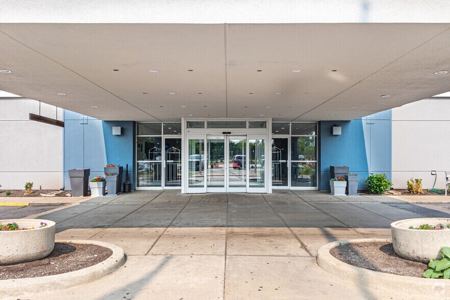 More Photos Of 411 S Larkin Ave, Joliet Hotel For Sale