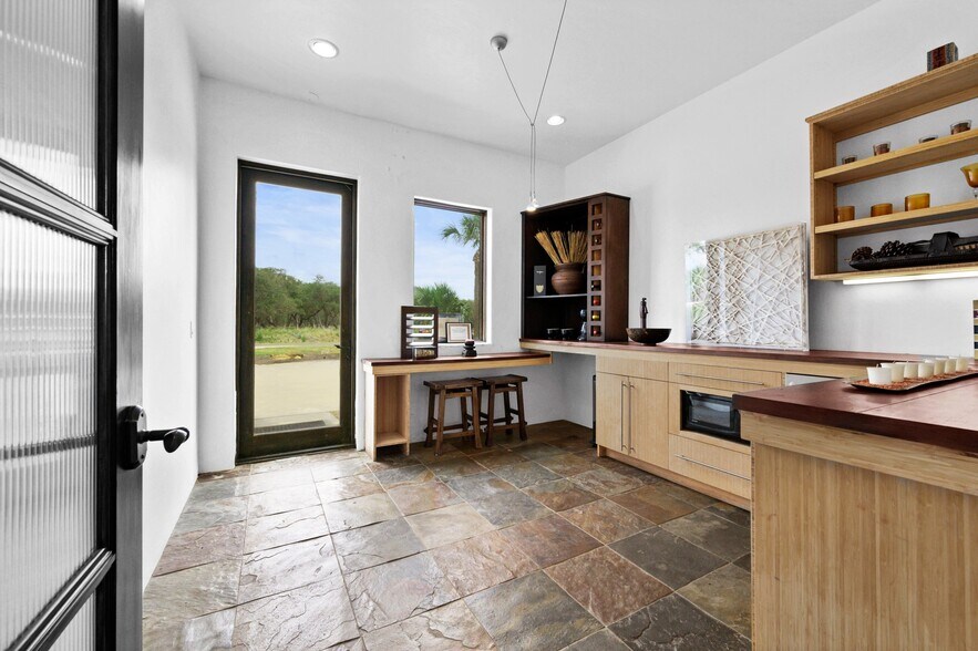 More Photos Of 1703 Highway 35 S, Rockport Office Residential For Lease