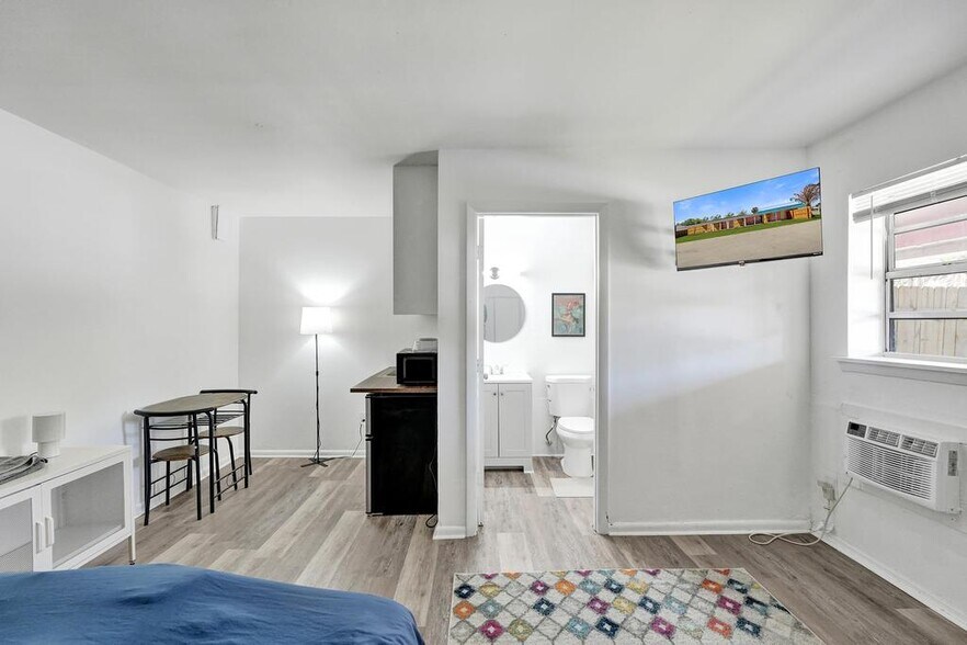 More Photos Of 1422 US 441 SE, Okeechobee Hotel For Sale