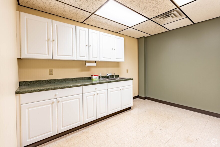 More Photos Of 4205-4219 Hillsboro Pike, Nashville Medical For Lease