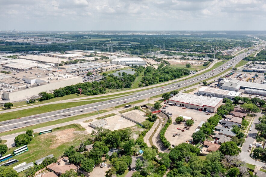More Photos Of 801 N Walton Walker Hwy, Irving Warehouse For Lease
