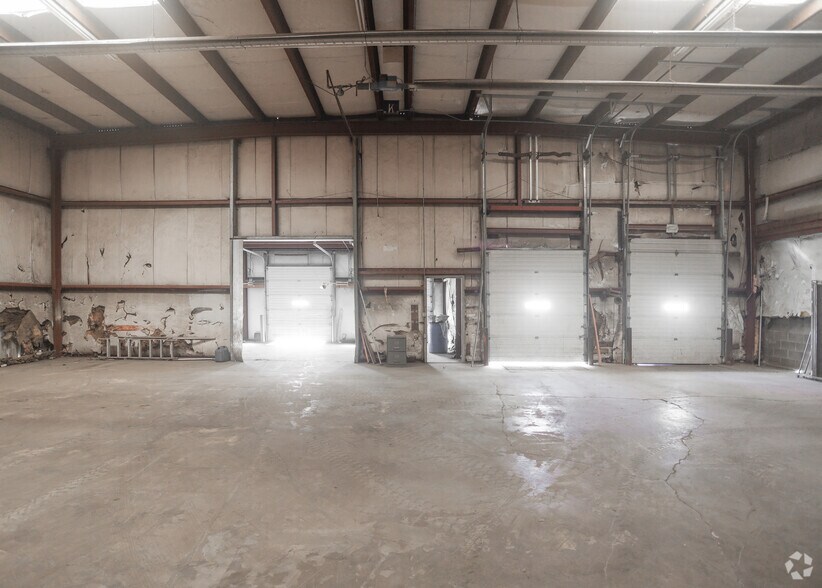 More Photos Of 908-918 E Franklin St, Hartford City Manufacturing For Lease