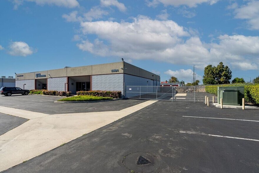 More Photos Of 15562-15564 Producer Ln, Huntington Beach Service For Sale