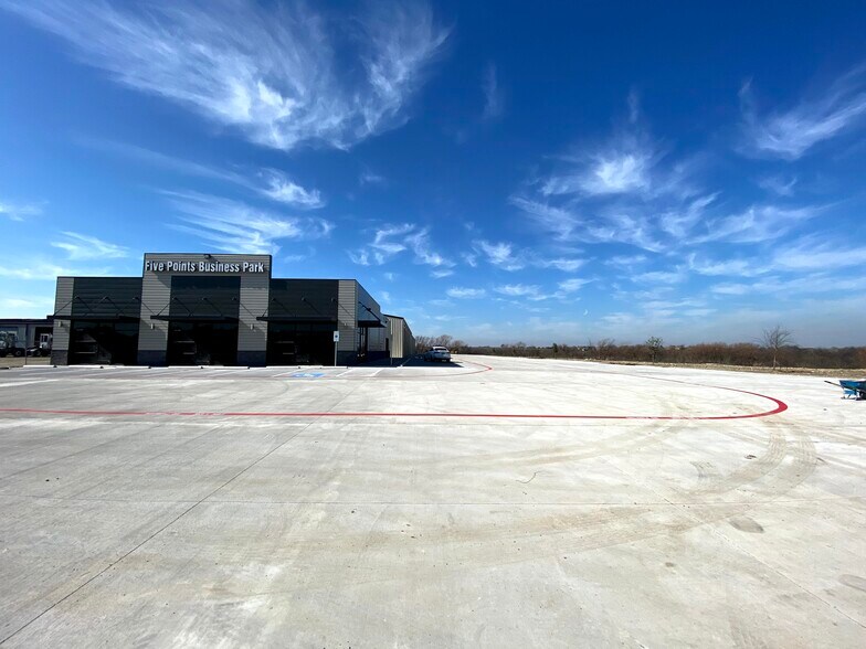 More Photos Of 12525 N Saginaw Blvd, Fort Worth Flex For Sale