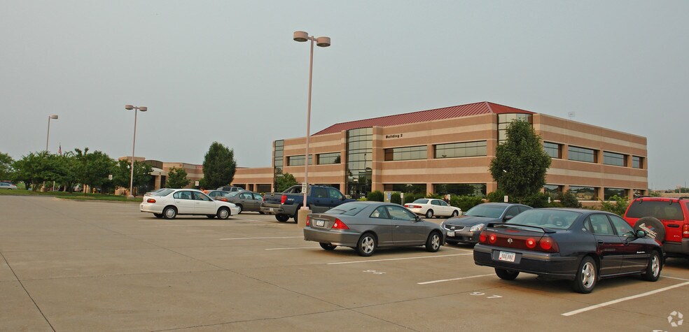 More Photos Of 3385-3400 Dexter Ct, Davenport Medical For Lease