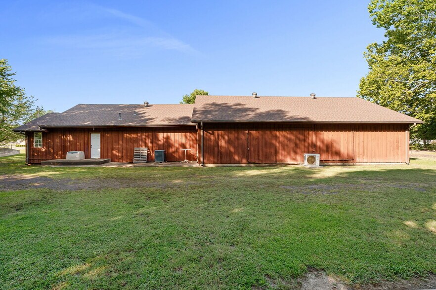 More Photos Of 1225 W Center St, Greenwood Office For Sale