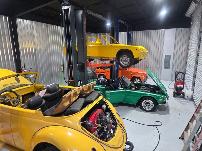 More Photos Of 1308 N Frazier St, Conroe Service For Sale