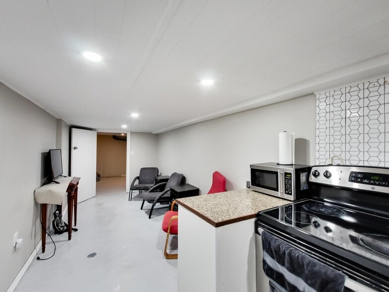 More Photos Of 44 Francis St, Hamilton Flex For Sale