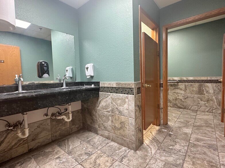 More Photos Of 5571 N Main St, Joplin Showroom For Sale