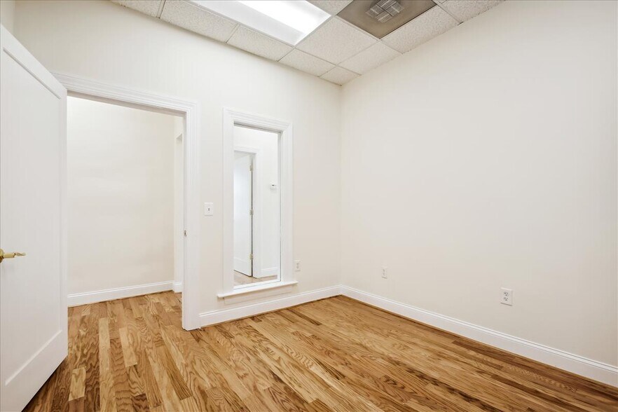 More Photos Of 5500-5506 Connecticut Ave NW, Washington Office For Lease