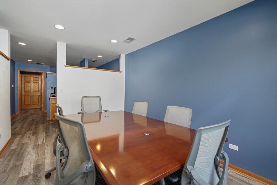 More Photos Of 755 McArdle Dr, Crystal Lake Office For Sale