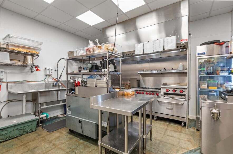 More Photos Of 622 SE Frank Phillips Blvd, Bartlesville General Retail For Sale