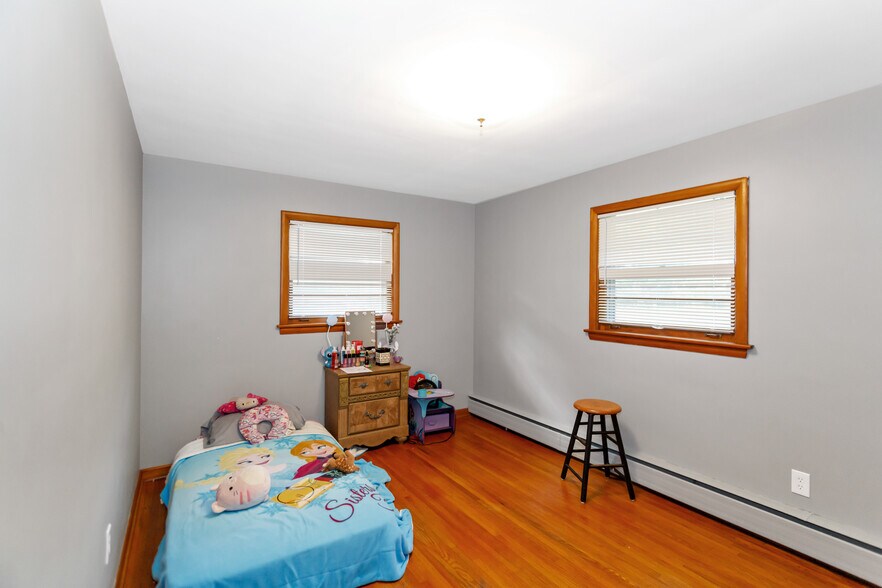 More Photos Of 41W597 US Highway 20, Hampshire Flex For Sale