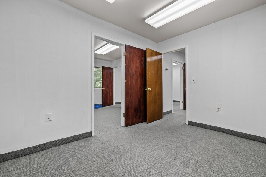 More Photos Of 5875-5881 Allentown Rd, Suitland Office For Sale