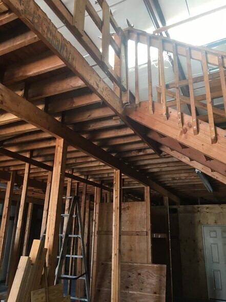 More Photos Of 237 Interstate Blvd, Sarasota Warehouse For Lease