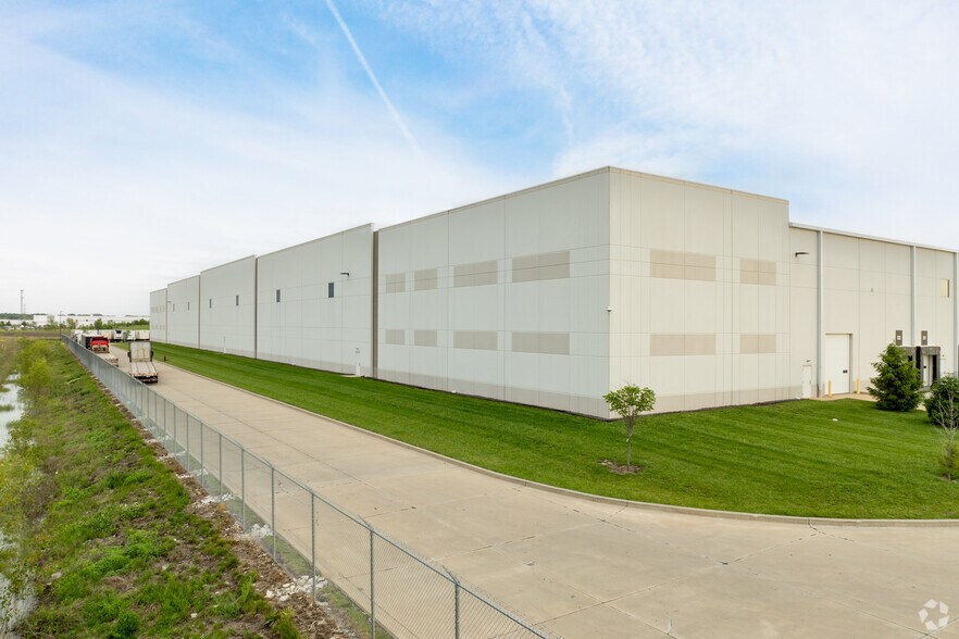 More Photos Of 3919 Lakeview Corporate Dr, Edwardsville Distribution For Lease