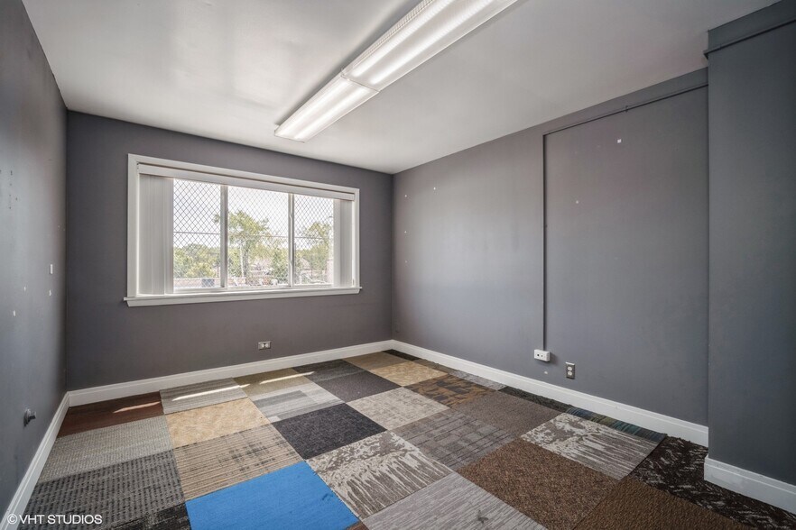 More Photos Of 8755 Trumbull Ave, Skokie Office For Lease