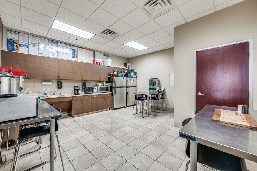 More Photos Of 6652 Pinecrest Dr, Plano Office For Lease