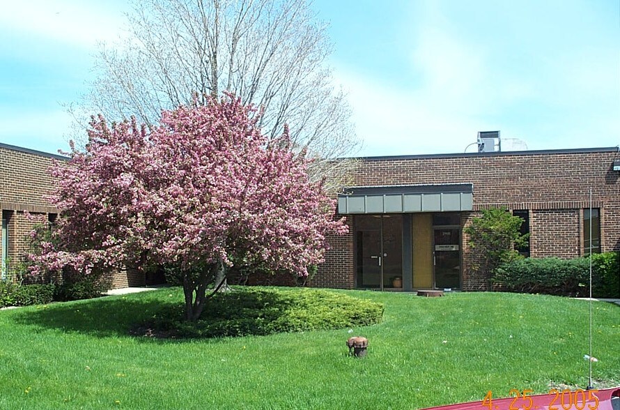 24482490 E Oakton St, Arlington Heights, IL 60005 Industrial For