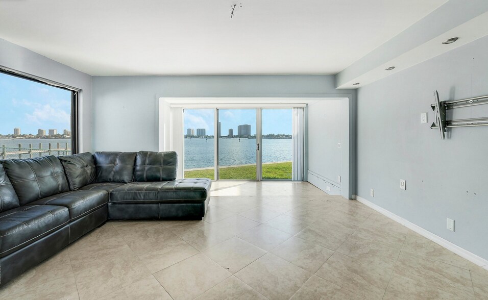 More Photos Of 360 Wilma Cir, Riviera Beach Multifamily For Sale