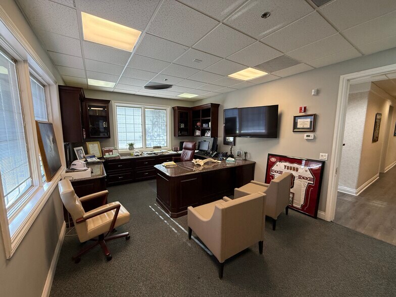 More Photos Of 7400 Sahara Ave, Las Vegas Office For Sale
