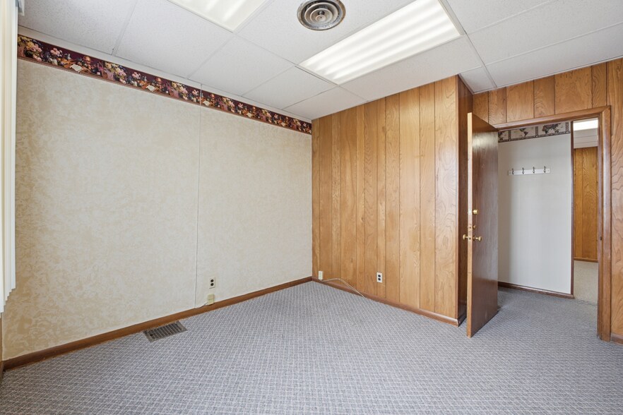 More Photos Of 29 Jarvis St, Fort Erie Office For Sale