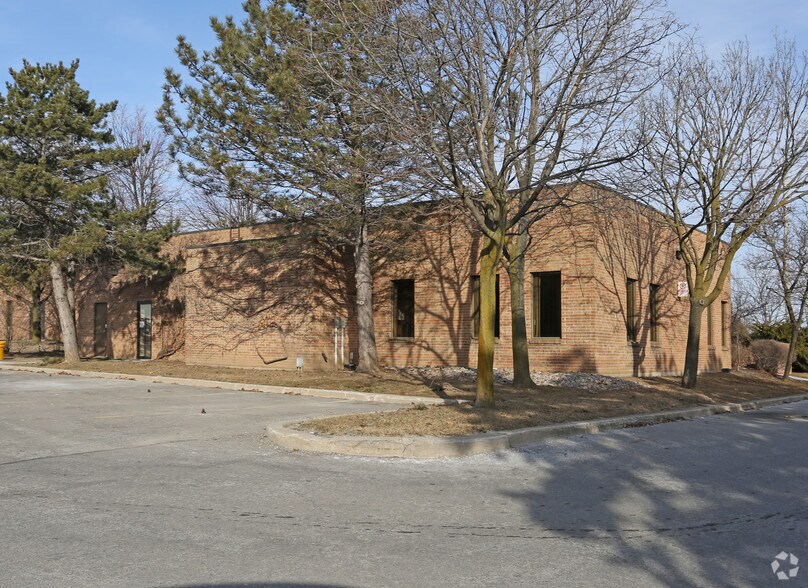 More Photos Of 256 Britannia Rd E, Mississauga Light Distribution For Sale